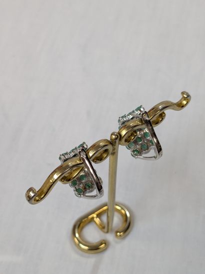 Paire de boucles d'oreilles en argent, pavées...