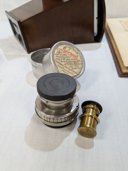 Lot d'accessoires en bois et métal, comprenant...