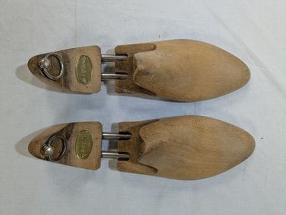 WESTON Paire d'embauchoirs en bois et métal....