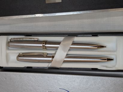 Lot de deux coffrets de deux stylos. L'un...