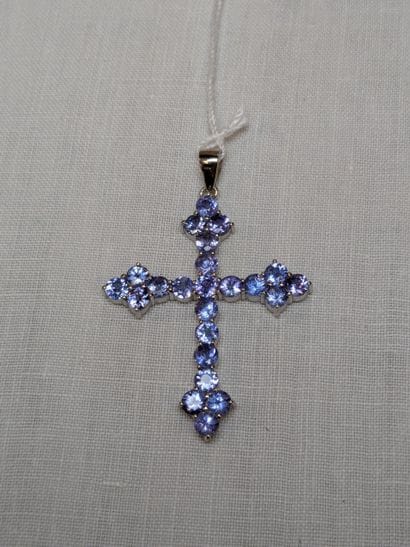 Pendentif croix en argent, serti de tanzanites....