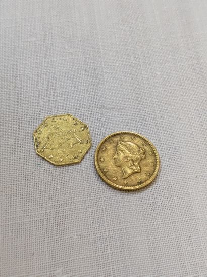 USA Set of 2 gold coins: 1851 $1 coin (weight:...