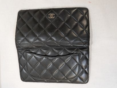 CHANEL - Portefeuille en cuir noir avec boucle...