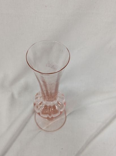 Vase soliflore en verre teinté rose. Hauteur...