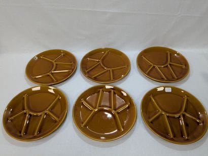 Série de 6 assiettes à fondue en faïence....