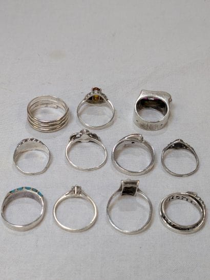 Lot de 12 bagues en argent, pierres et verroterie....
