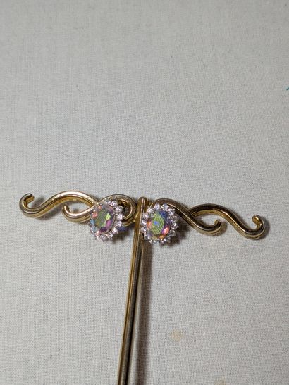 Paire de boucles d'oreilles en argent serties...