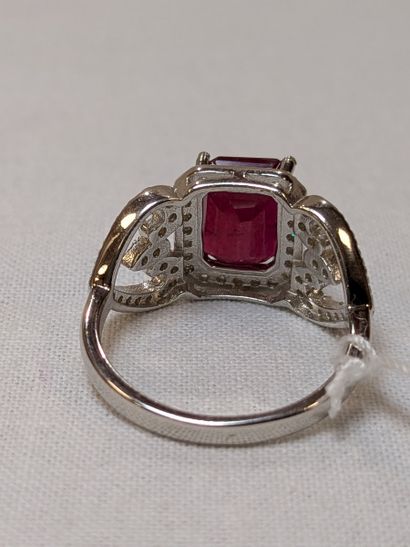 Bague en argent, sertie d'un rubis (2,53...