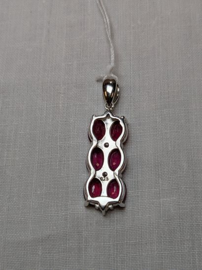 Pendentif en argent, serti de 6 rubis et...