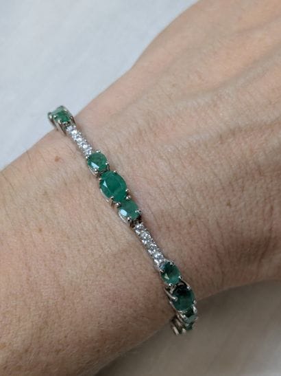 Bracelet ajustable en argent, serti d'émeraudes...