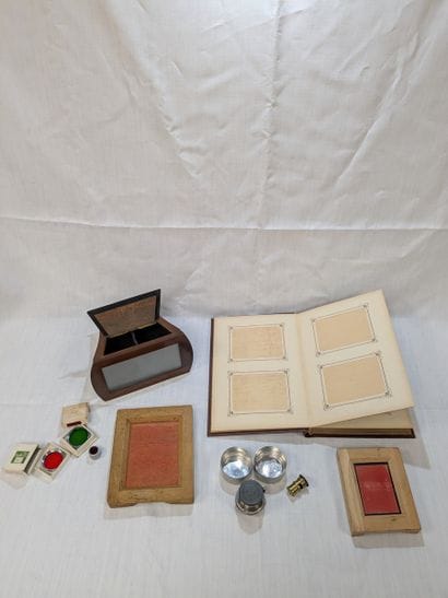 Lot d'accessoires en bois et métal, comprenant...