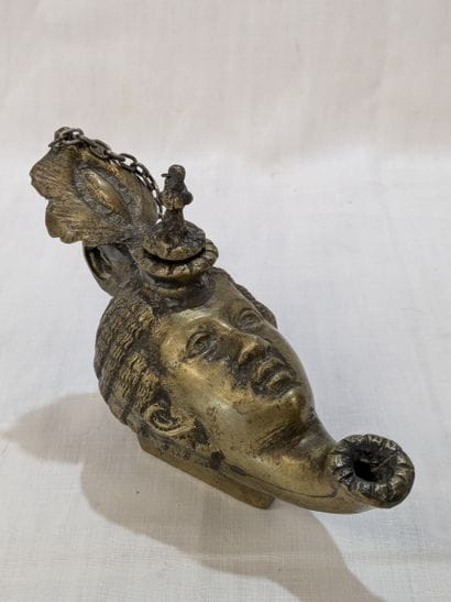 Lampe à huile en bronze, en forme de tête....