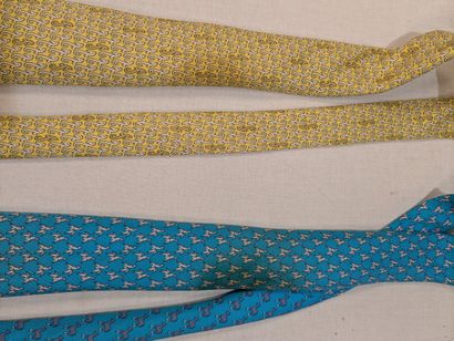 HERMES. Lot de 4 cravates en soie (tache...
