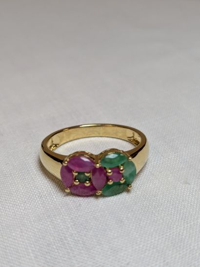 Bague en vermeil, sertie de rubis (traités)...