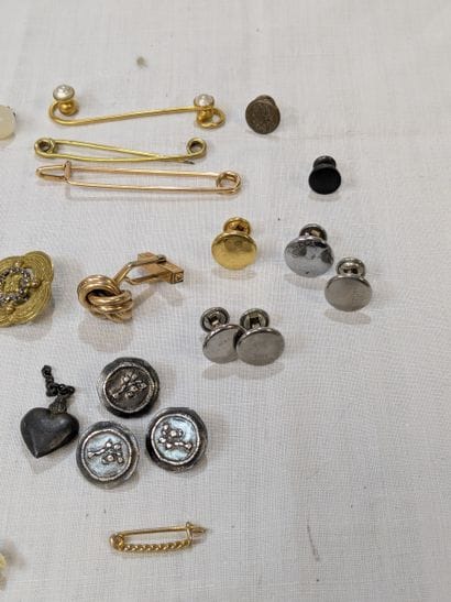Lot en métal et résine, des boutons de manchettes,...