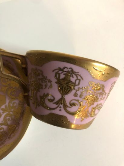Deux tasses à thé et leurs soucoupes en porcelaine...