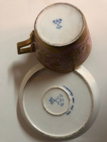Deux tasses à thé et leurs soucoupes en porcelaine...