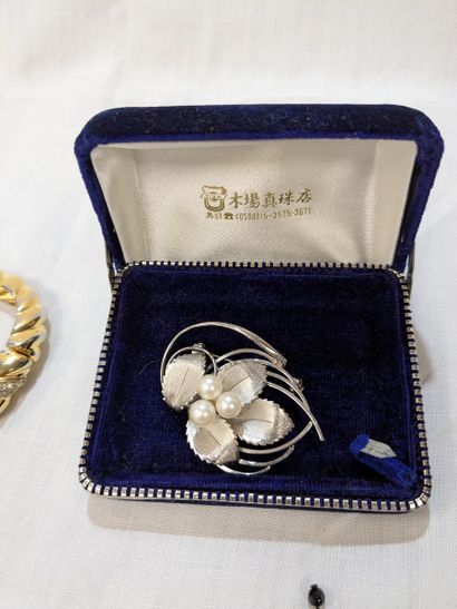 Lot de bijoux fantaisie comprenant 4 colliers,...