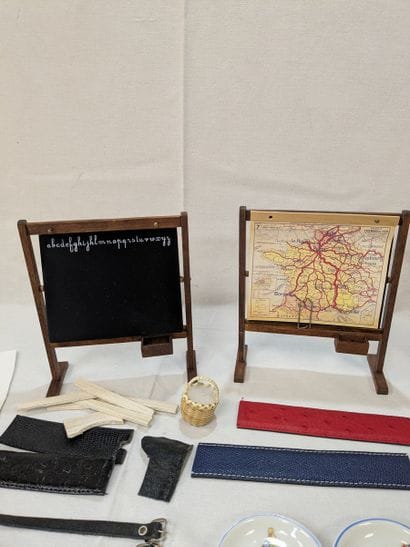 Set made of ceramic, wood, and resin, including...