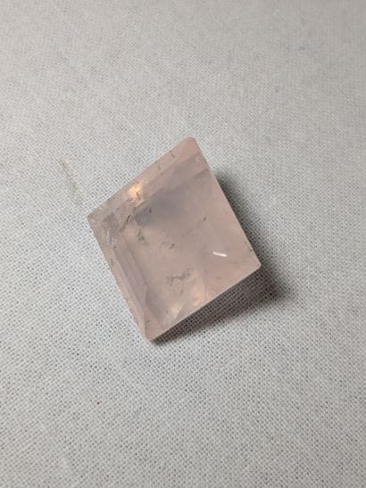 Quartz rose, 26,45. Provenance : Brésil....