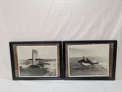 Lot de deux photographies de bâtiments de...