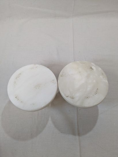 Paire de bougeoirs en albâtre. Hauteur :...