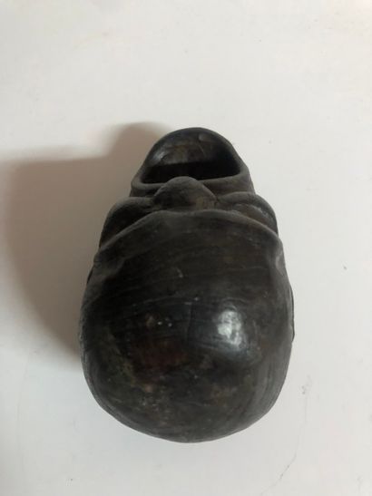 Tête humaine grimaçante en ébène sculpté...