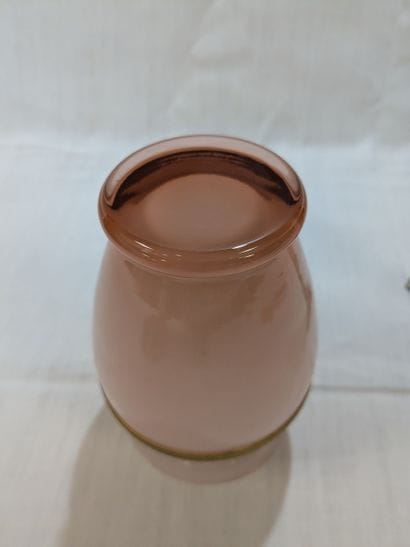 Petit vase de forme balustre en opaline teintée...