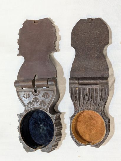 Lot comprenant deux portes-montre en bois...