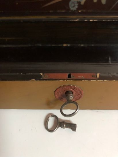 ASIA Antique lacquered wooden glove box (with...