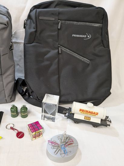 PRIMAGAZ. Lot d'objets publicitaires comprenant...