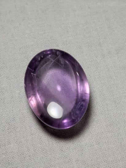 Améthyste, 48,72 carats. Provenance : Brésil....