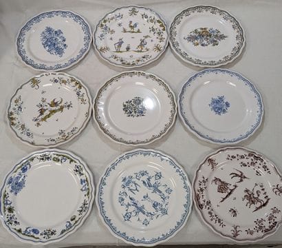 MOUSTIERS. Set of 8 earthenware plates with...