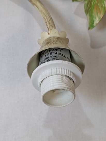 Plafonnier en métal laqué, à décor végétal....