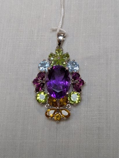 Pendentif en argent, serti d'une améthyste,...