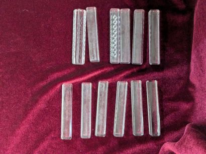 Lot de douze portes-couteaux en verre gravée....