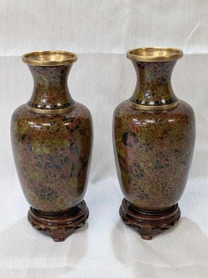 CHINE Paire de vases en métal et émail cloisonné,...