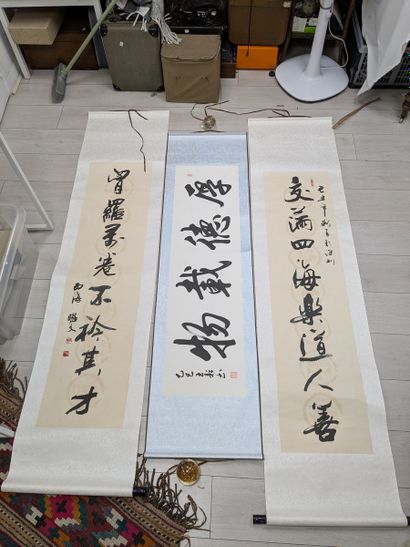 CHINE. Lot de trois calligraphies, imprimée...