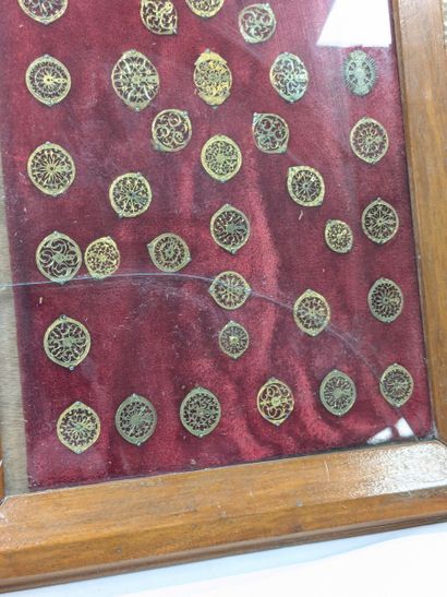 Encadrement en bois, contenant une cinquante...