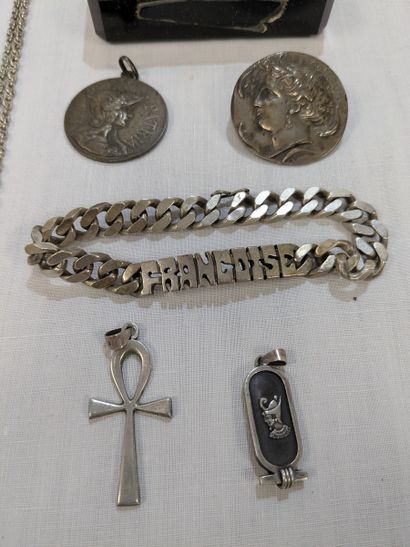 Lot en argent comprenant deux pendentifs...