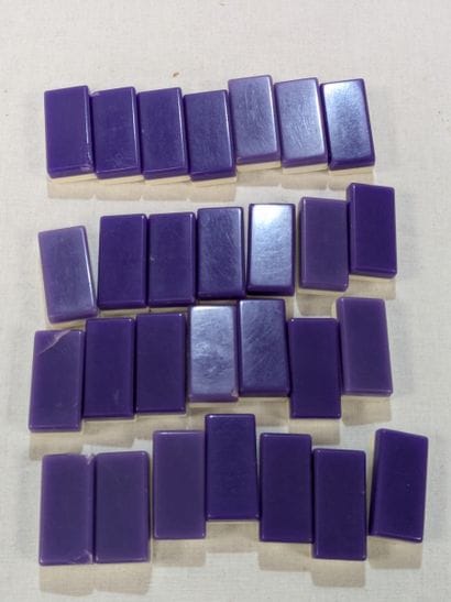 Set of white and purple resin dominoes, 3.5...