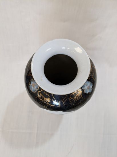 Vase de forme balustre en porcelaine à décor...