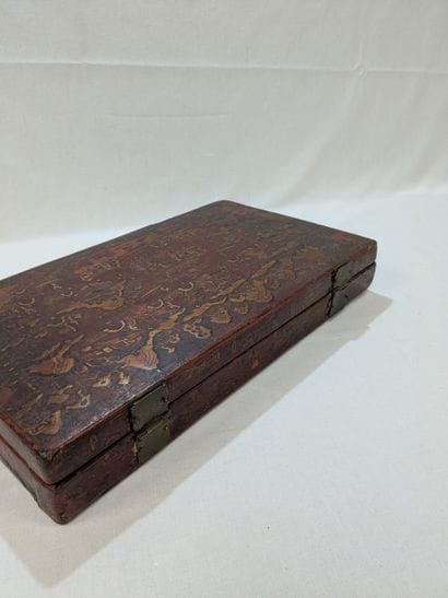 CHINA Lacquered wooden box. Length: 34 cm...