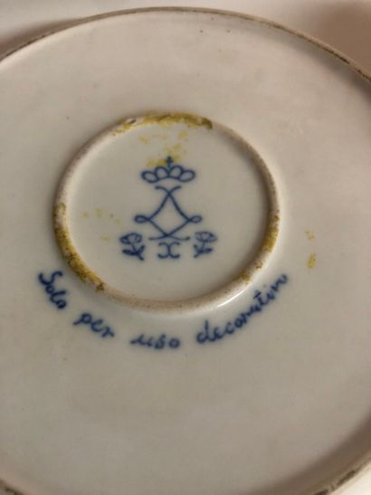 Deux tasses à thé et leurs soucoupes en porcelaine...