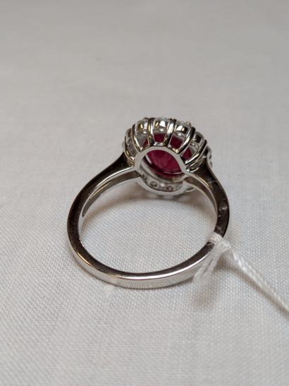 Bague en argent, sertie d'un rubis (traité,...