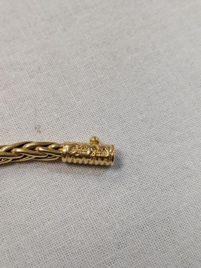 18K yellow gold necklace. Features a signature....