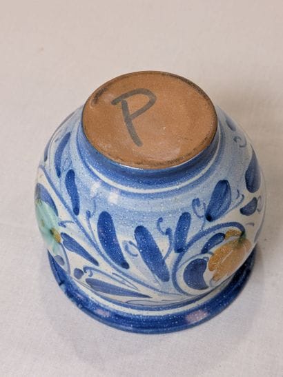 Petit vase en faïence. 8 cm
