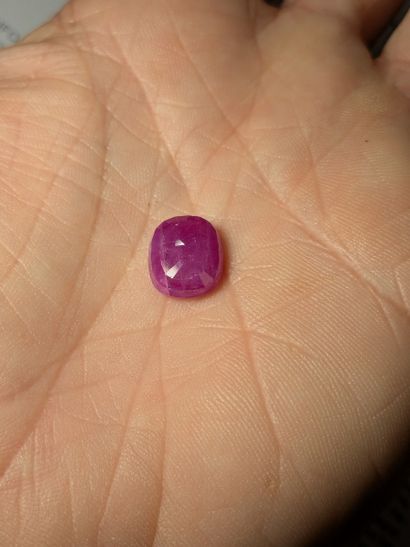 Rubis, 5,39 carats. Non chauffé. Provenance...