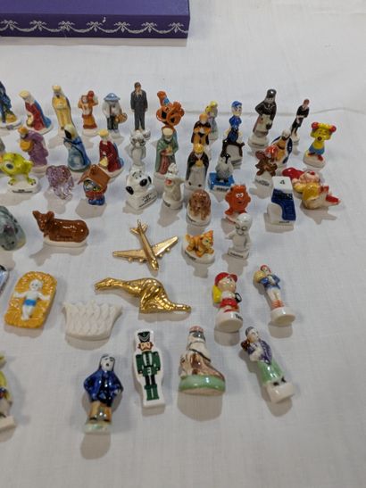 Lot de fèves en porcelaine. (environ 3cm...