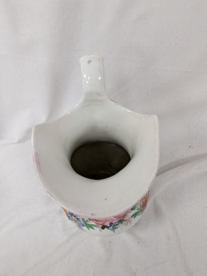 Pot à eau en faïence à décor de fleurs. 13cm...
